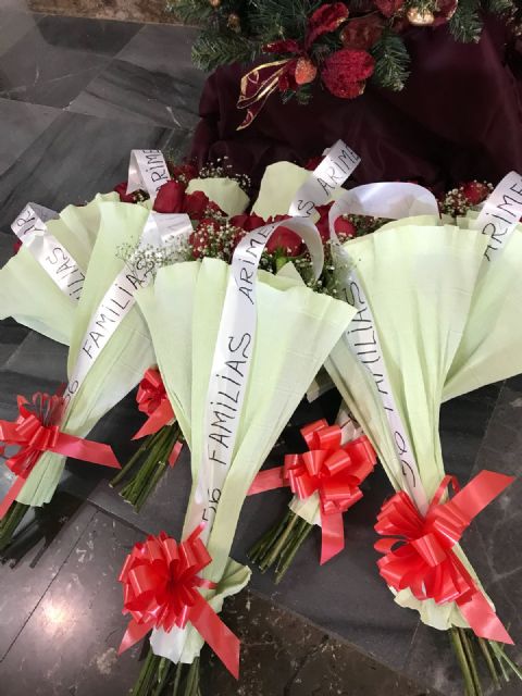 Los trabajadores de ARIMESA han realizado una ofrenda de 56 rosas por cada una de las familias afectadas por el cierre de su empresa con el que amenaza el Ayuntamiento de Santomera