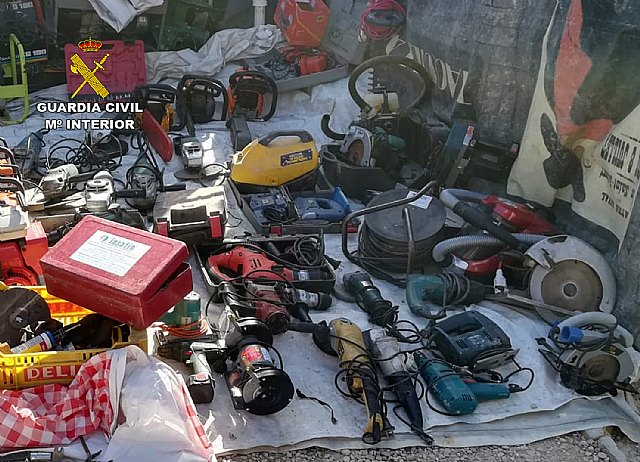 La Guardia Civil sorprende a una persona vendiendo un centenar de objetos supuestamente sustraídos