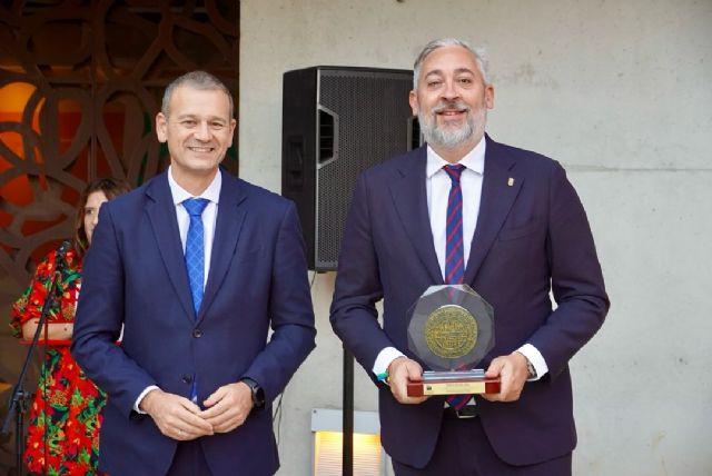 El alcalde de Santomera recibe la distinción de 'Rey Lobo' por su labor de recuperación del patrimonio histórico El alcalde de Santomera recibe la distinción de 'Rey Lobo' por su labor de recuperación del patrimonio histórico
